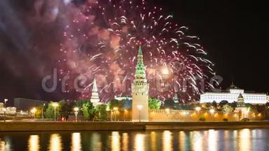 在克里姆林宫、莫斯科、俄罗斯上空燃<strong>放烟花</strong>-莫斯科最受欢迎的景色。